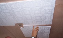 Чем и как правильно клеить потолочную плитку