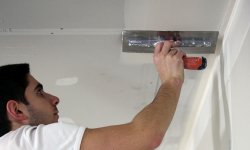 Шпаклевка и выравнивание неровного потолка при ремонте