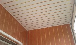 Как закрепить и обшить ПВХ панелями потолок балкона