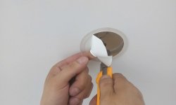 Как сделать отверстие или дырку в натяжном потолке для обвода труб