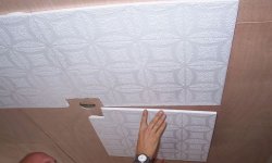 Как наклеить потолочную плитку на неровный потолок и видео инструкция