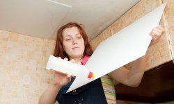 Как наклеить потолочную плитку на старую плитку и ремонт повреждений