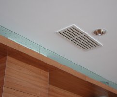 Установка потолочных диффузоров и вентиляционных решеток в ванной