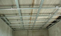 Монтаж каркаса из металлического профиля и подвесного гипсокартонного потолка