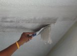 Как снять потолочную плитку и чем очистить потолок от клея