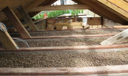 Плюсы и минусы утепления потолка в частном деревянном доме керамзитом