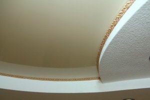 Использование каната вместо потолочного плинтуса в современном интерьере