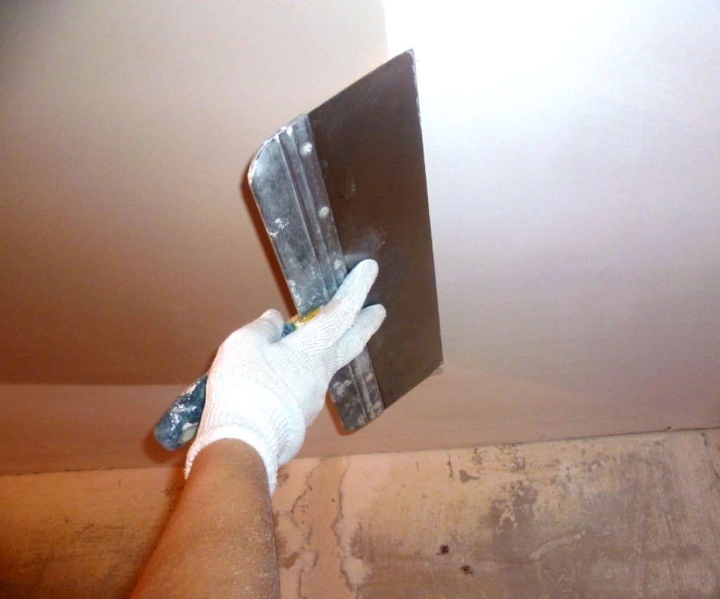Шпаклевка потолка под покраску и как правильно шпаклевать своими руками