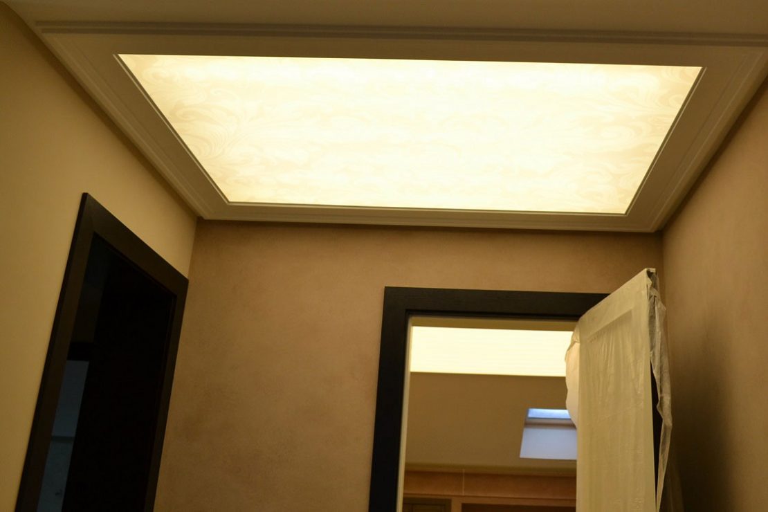прозрачный натяжной потолок с подсветкой